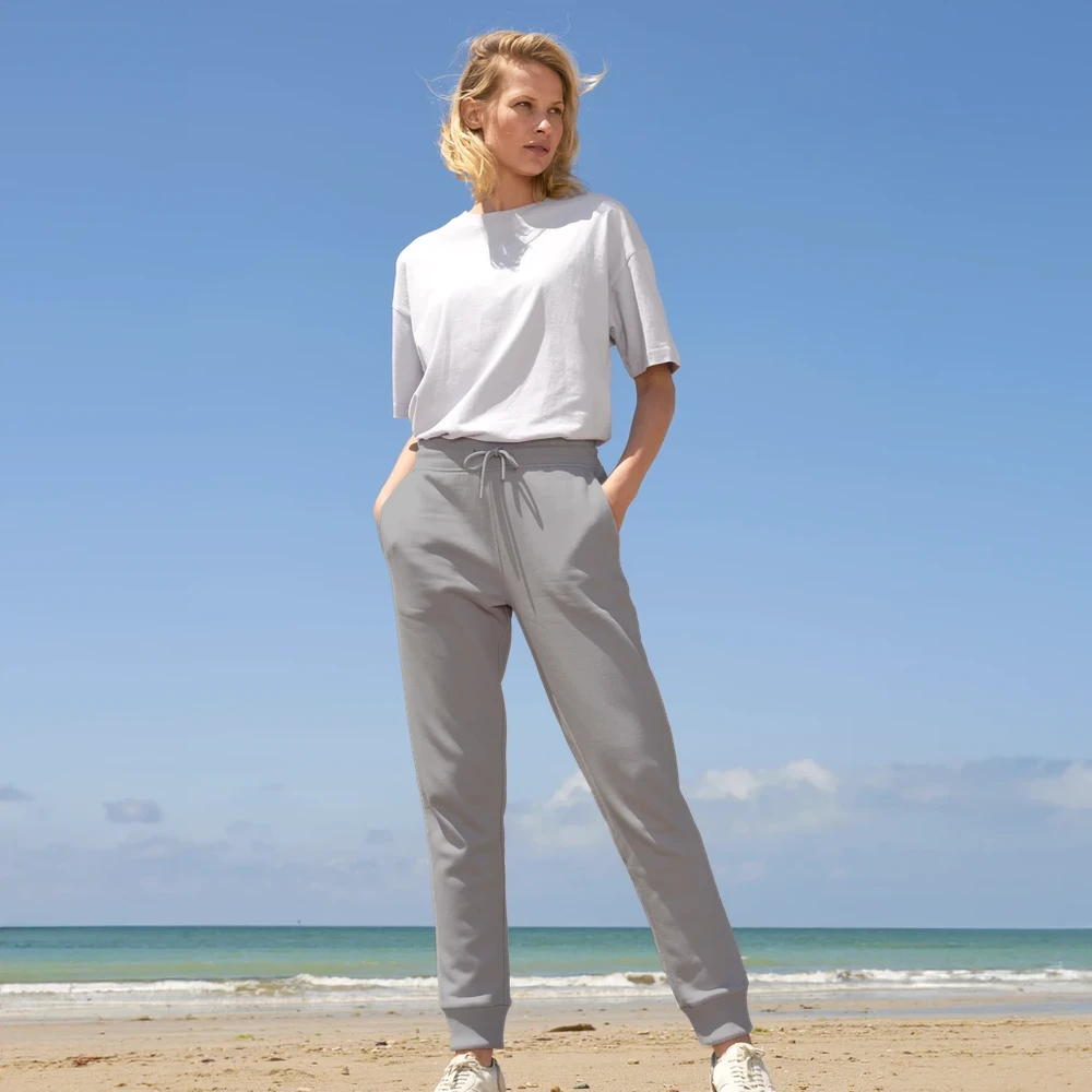 NORE Joggers i gråmeleret – på model