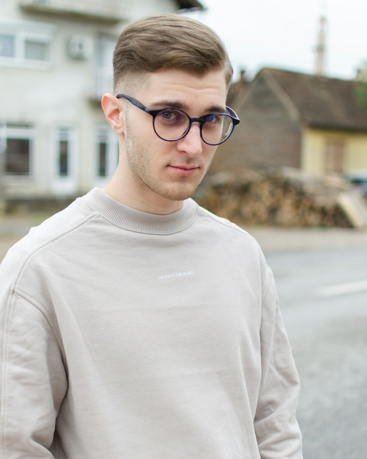 Model i sandfarvet sweatshirt med høj hals