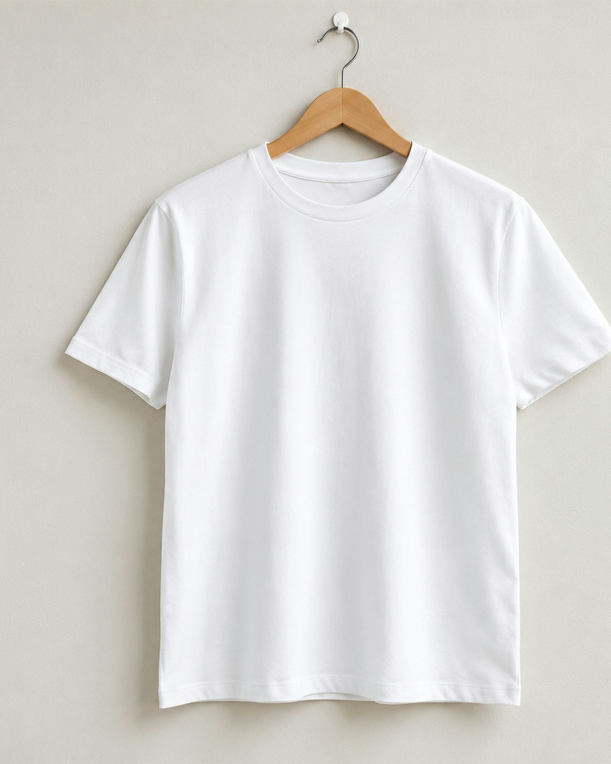 Hvid økologisk T-shirt på bøjle
