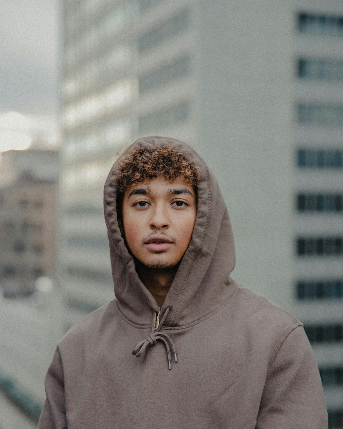 Model i brun hoodie med hætte
