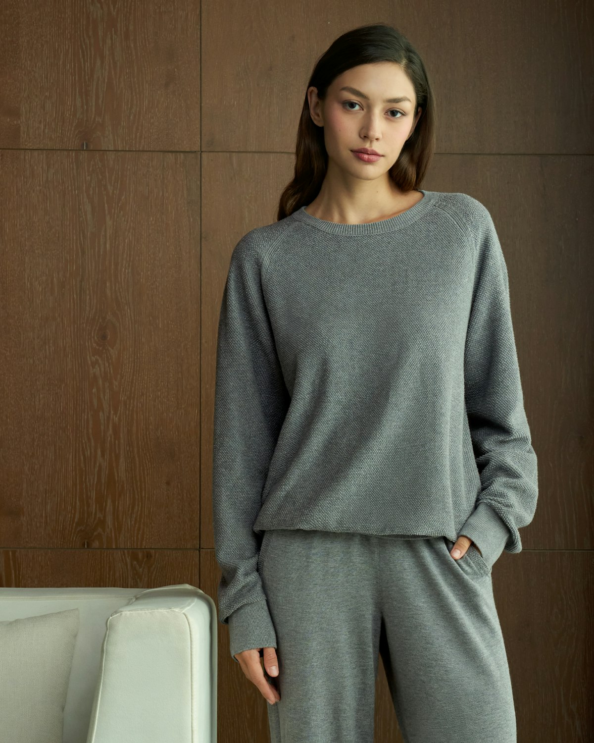 Kvinde i gråt sæt med sweater og bukser