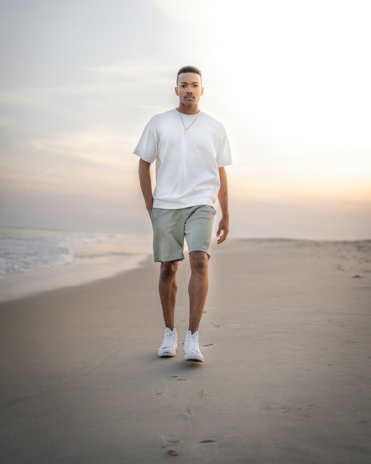 Mand i salviegrønne shorts på stranden